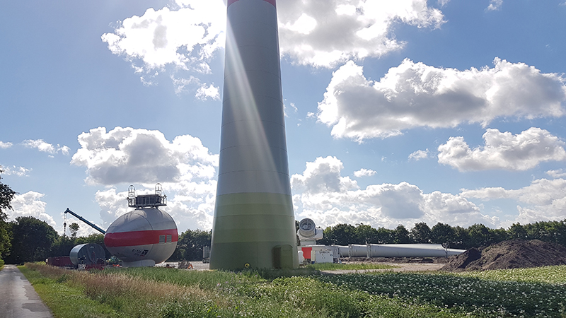 Windenergieanlage im Aufbau